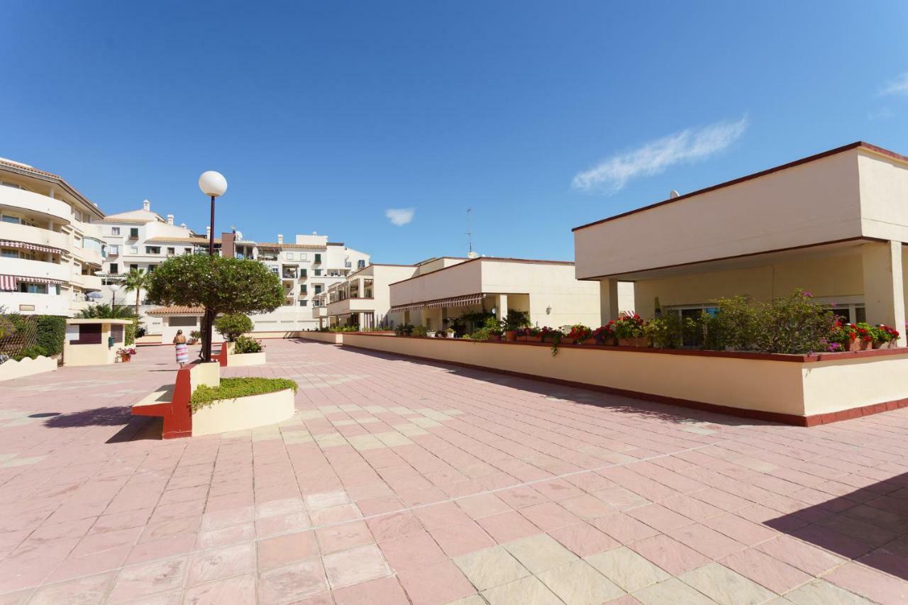 Spacious Beachfront Flat With Sea Views And Private Indoor Parking Benalmádena Exterior foto
